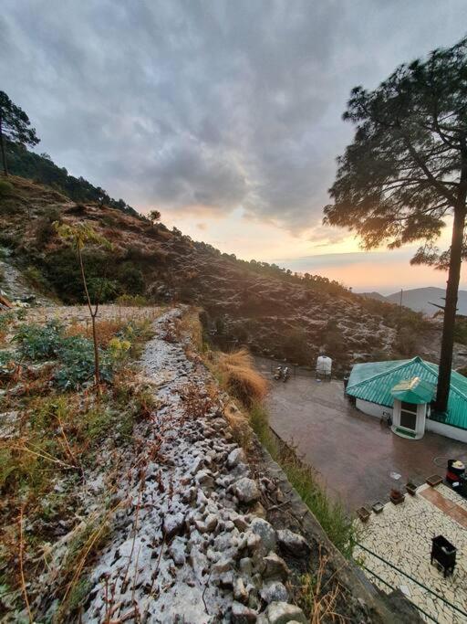 Kasauli Cascade A Cheerfull 4 Bedroom Challet Екстер'єр фото
